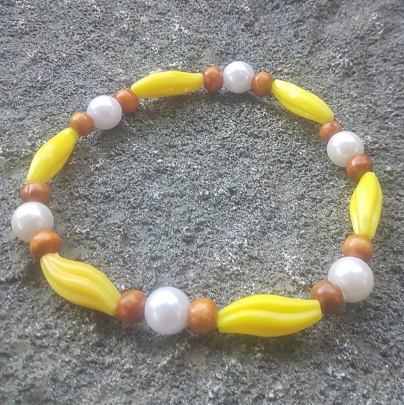 🍌🥧 Banana Cream Pie Beaded Bracelet - Picture 4 of 4